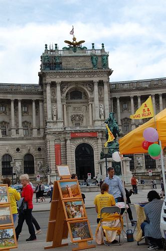 '圖1：奧地利部份法輪功學員在首都維也納的奧地利總統府所在地舉辦真相信息日活動'