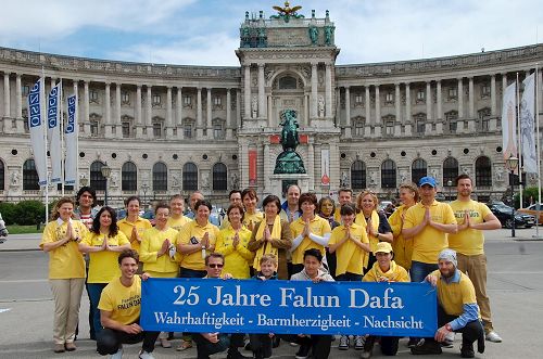 '圖2：奧地利部份法輪功學員維也納慶祝世界法輪大法日，祝師父生日快樂！'