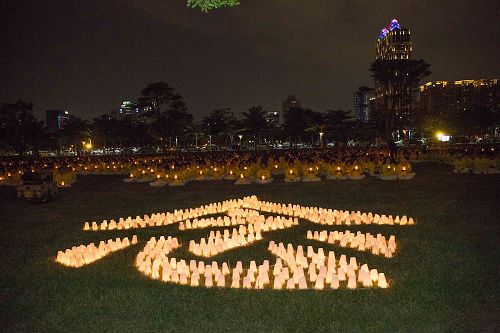 '圖1～2：南台灣法輪功學員排字「停止迫害法輪功」，燭光悼念在中國大陸受迫害致死的同修。'