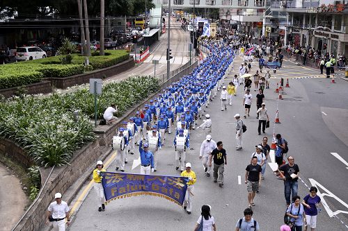 圖1-3. 香港七一大遊行中，法輪功學員成為最令人矚目的隊伍。