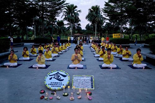 '圖8～9：七月十六日傍晚，馬來西亞柔佛州新山法輪功學員在Adda Heights公園提前舉行720悼念活動。'
