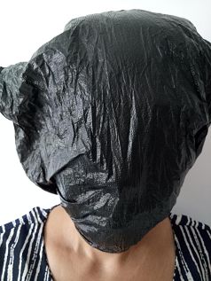 '酷刑演示圖：頭戴上塑料袋'