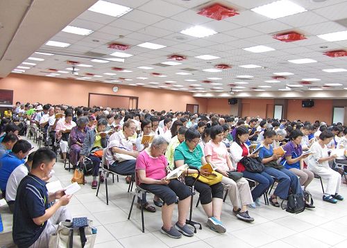 '圖1～：2台灣北區一千七百多名法輪功學員在台北劍潭青年活動中心舉行集體學法交流活動。'