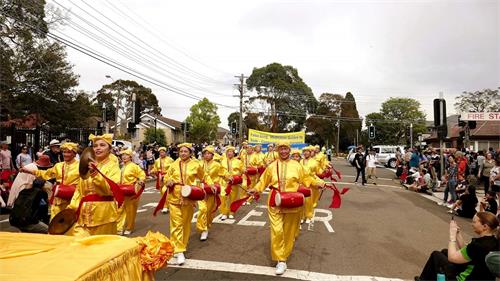 '圖1～4：悉尼法輪功學員參加青蘋果節（Granny Smith Festival）遊行，受到民眾歡迎和讚賞'