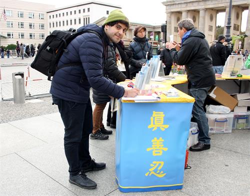 來自意大利的Francesco希望幫助結束對法輪功學員的迫害。