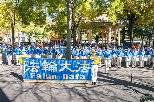 '圖1：法輪功學員在蘇黎世市中心遊行後在市政府公園舉辦集會'