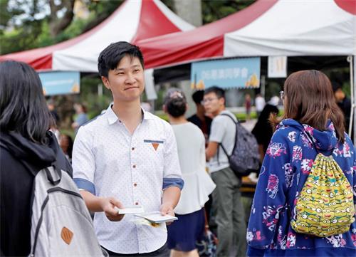 '圖8：目前在外交部工作的鐘賢玉回到母校共襄盛舉，想告訴大家法輪大法的美好。'