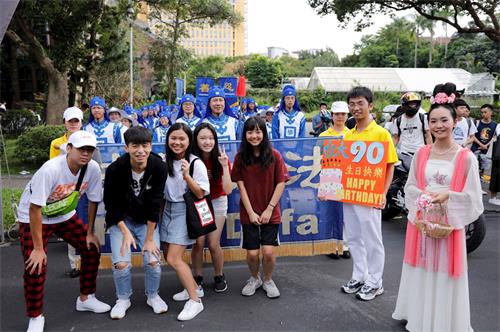 '圖10：台大學生與天國樂團、仙女隊成員開心合影。'