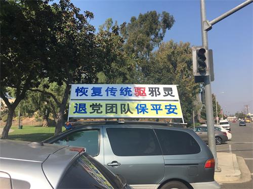 '圖7～8：與此同時，還有七輛在車頂安置了「真相展板」的車輛在街區流動，真相展板上的大字非常醒目。'