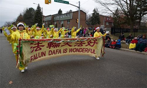 '圖9：腰鼓隊參加了二十四日上午十點在大多倫多的皮克靈市（Pickering ）的遊行。'