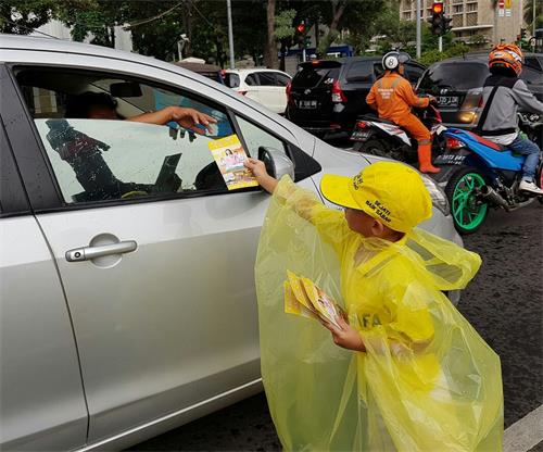 圖3：經過的車輛，有的司機搖下車船要真相資料。