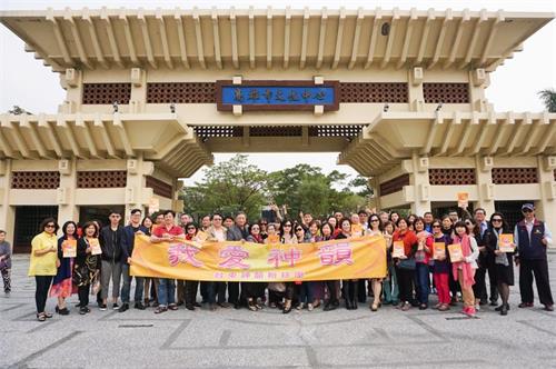 '圖2：二零一八年三月十七日，台東約兩百三十人，包六台遊覽車至高雄觀賞神韻，熱情鄉親表示「年年來看，一年都不想錯過」，並誠摯邀請神韻蒞臨台東。'