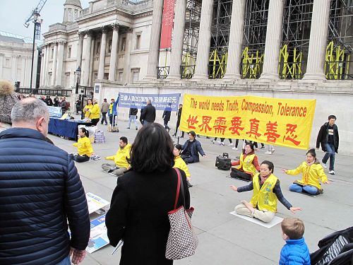 圖1~3：二零一八年三月二十四日，英國法輪功學員在倫敦特拉法加廣場舉行慶祝三億中國人退出中共活動，吸引廣大民眾駐足觀看、了解真相並簽名反迫害。