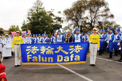 '圖1：2018年4月1日星期天下午，一年一度復活節大遊行開始前，本迪戈市長瑪格麗特﹒奧羅克（Margaret O'Rourke）和法輪大法天國樂團的成員們合影。'