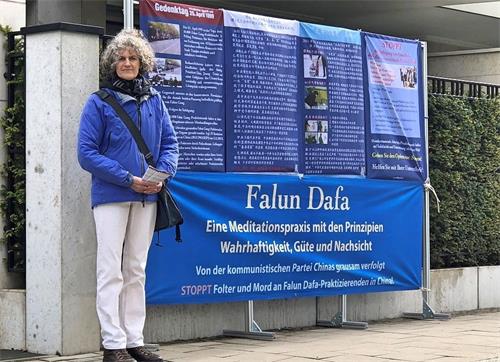 '圖6：比爾吉特（Birgit）參加了杜塞爾多夫（Duesseldorf）中領館前紀念「四二五」的和平抗議。平時，她常常向中國大陸遊客講真相勸三退。'