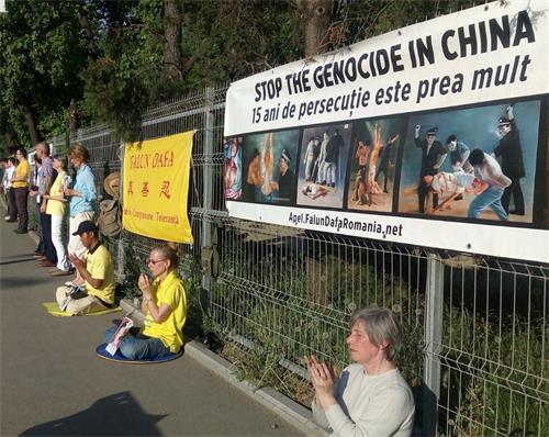 '圖：羅馬尼亞法輪功學員中使館前抗議中共迫害'