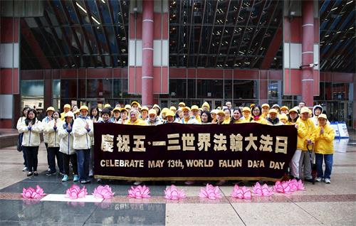 '圖1：芝加哥法輪功學員合影祝師父生日快樂'