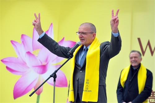 '圖17：前加拿大國會議員李善（Wladyslaw Lizon）說，善終將戰勝邪惡。'