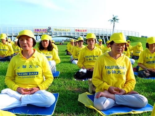 '圖5：台東法輪功學員馬燕月（右）參加集體煉功，慶祝法輪大法日。'