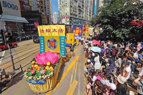 '圖10：色彩繽紛的「法船」，吸引了許多民眾的目光。'