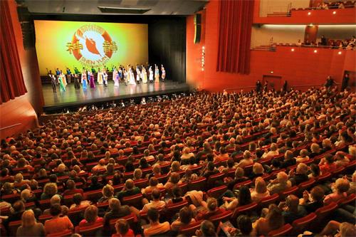 '圖5：五月十一日神韻在法國南部艾克斯-普羅旺斯市普羅旺斯大劇院的演出盛況。'