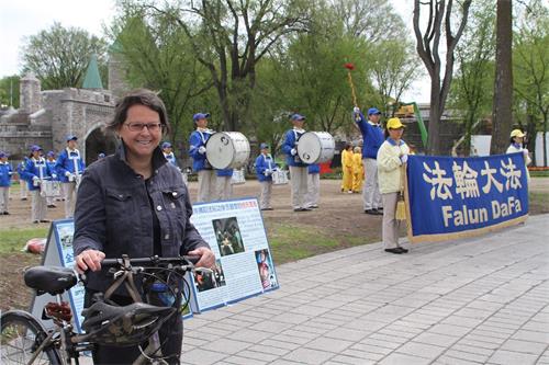 '圖4：魁北克退休醫生馬丁在遊行出發點表示支持法輪功學員。'