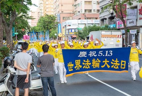 '圖4～5：觀看遊行隊伍的市民，對法輪功都有美好的印象。'