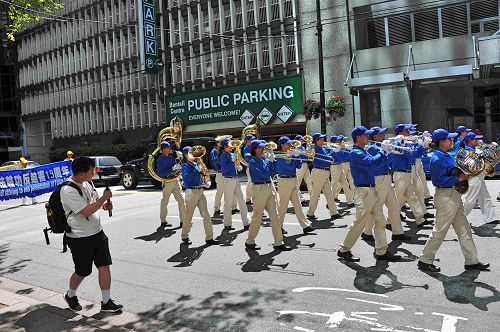 圖14：有的跟著隊伍拍攝