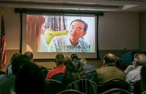 '圖6：七月二十四日晚，華盛頓DC法輪大法學會在華盛頓舉辦電影放映會，播放了揭露中國勞教所酷刑內幕的紀錄片《求救信》。'