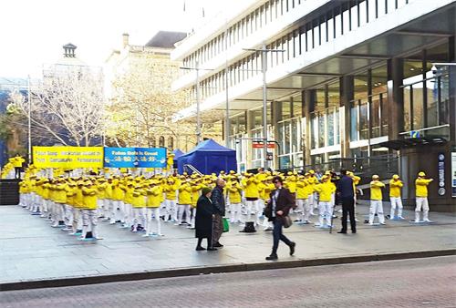 '圖1：二零一八年七月二十日，悉尼法輪功學員在馬丁廣場（Martin?Place）集體煉功，傳播法輪功的美好，呼籲共同制止迫害。'