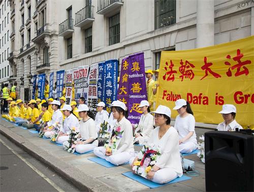'圖1～2：二零一八年七月二十一日上午，英國法輪功學員在倫敦中使館前和平抗議，呼籲共同制止迫害。'