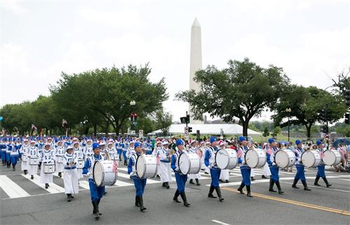 '圖2～4：法輪功學員組成的天國樂團連續十三年入選參加在憲法大道舉行的獨立日遊行。'