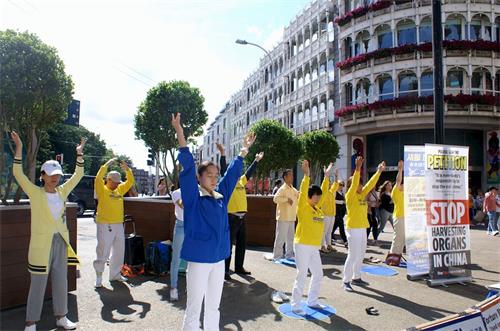 '圖1～2：二零一八年八月十八日，?愛爾蘭部份法輪功學員聚集在都柏林市中心的格拉夫頓大街集體煉功，傳播大法的美好，揭露中共殘酷迫害法輪功的惡行。'