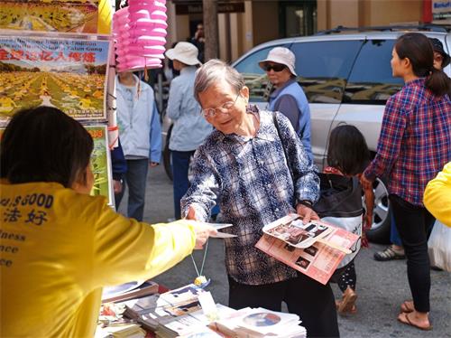 '圖5：這位老太太特地前來索取大法真相資料。'