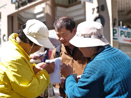 圖5：法輪功學員正在忙著幫助三退的民眾起化名三退