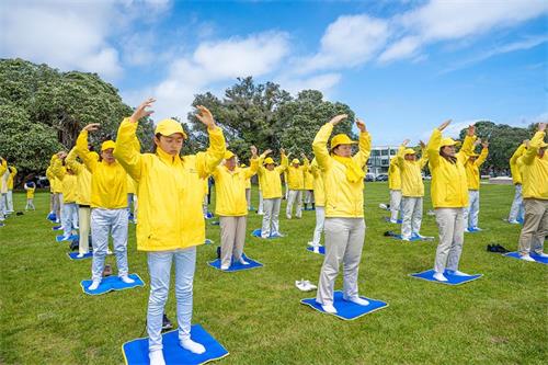 '圖1～3：部份法輪功學員在使命灣煉功，場面祥和。'