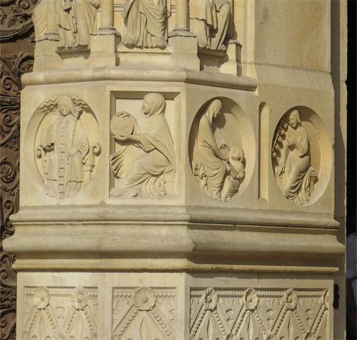 圖例：巴黎聖母院（Cathédrale Notre-Dame de Paris）右側門像柱浮雕裝飾，從左到右表現的主題依次是哲學、天文學、語法學和音樂。