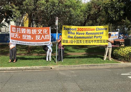 '圖1～2：法輪功學員在華人聚集區展示法輪功和平反迫害的信息'