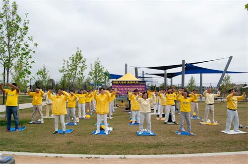 '圖1～2：二零一九年五月四日，聖地亞哥法輪功學員在Mira Mesa社區公園集體煉功，慶賀世界法輪大法日。'