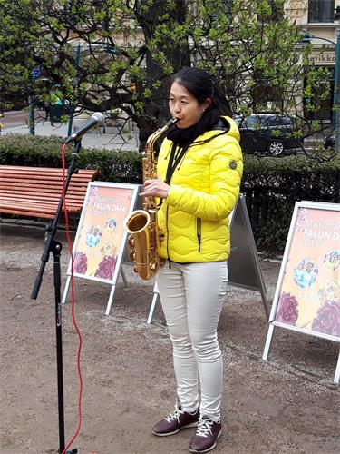 '圖2～4：芬蘭法輪功學員在芬蘭海濱公園慶祝世界法輪大法日。'