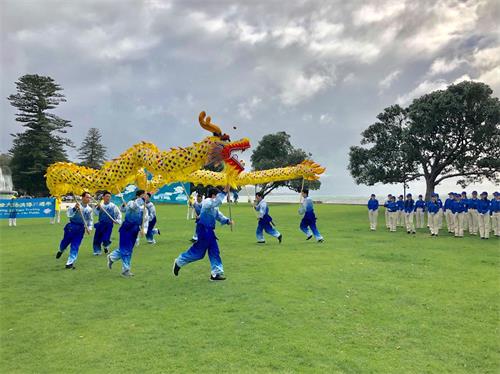 '圖4：法輪功學員組成的舞龍隊在慶祝活動上表演'