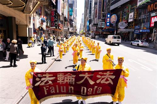 '圖11～25：二零一九年五月十六日，萬名不同族裔的法輪功學員在紐約曼哈頓中城42街上遊行慶祝法輪大法弘傳二十七週年，告訴世人「法輪大法好」。'