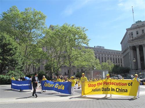 '圖1：二零一九年五月十八日，法輪功學員在紐約富利廣場（Foley Square）集體煉功'