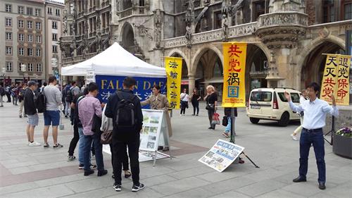 '圖5：二零一九年五月十八日，德國法輪功學員在慕尼黑瑪琳廣場（Marienplatz）舉辦信息日活動，吸引了不少大陸民眾的目光。'