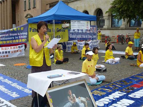 '圖7：法輪功學員陳曼女士在哥本哈根市中心紀念活動中，回顧720當天被抓捕及7年牢獄時對中共的重新認識'