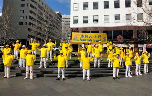 '圖1：法輪功學員在新西蘭奧克蘭市中心最繁華的皇后街展示功法。'