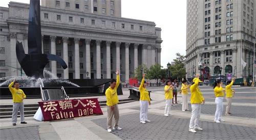 '圖1：身著黃色大法服的法輪功學員在功法展示。'