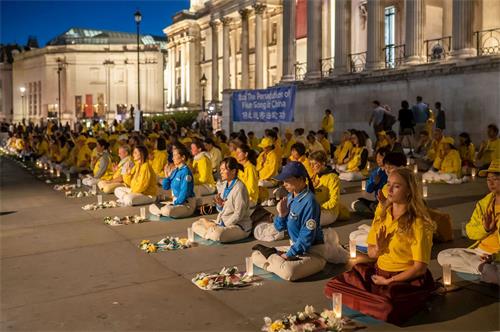 '圖1～4：部份歐洲法輪功學員分別在特拉法加廣場（Trafalgar Square）舉行了燭光守夜活動'