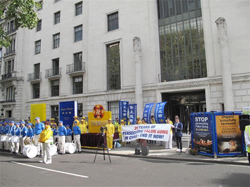 '圖1～2：二零一九年八月三十日上午，法輪功學員在英議會廣場集會，要求中共立即停止長達二十年的殘酷迫害'