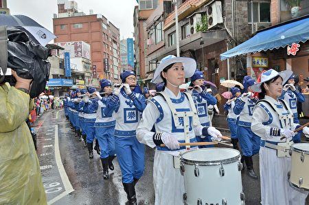 '圖1～3：法輪功學員組成的台灣法輪大法天國樂團不畏風雨，參加淡水環境藝術節踩街活動，受到民眾熱烈歡迎。'